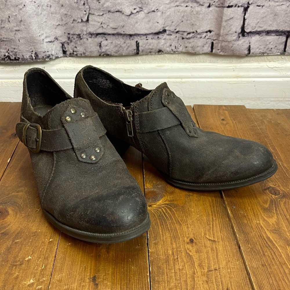 Born ankle bootie in tobacco brown suede leather size 8